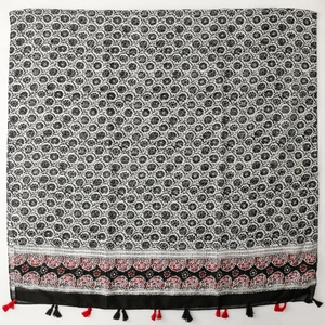 Écharpe bohème à fleurs noir et blanc avec des bordures à pompons rouges