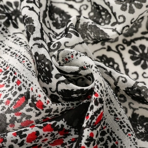 Écharpe bohème à imprimé floral blanc, noir et rouge avec texture élégante et des glands