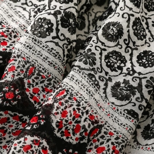 Vue détaillée du tissu à imprimé floral vintage et léopard avec bords à franges