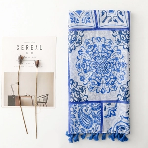 Écharpe bohème ethnique à imprimé porcelaine bleu et blanc avec glands décoratifs