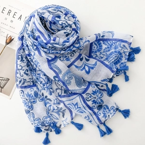 Détail d'une écharpe bohème à motifs floraux bleus, imprimé paisley et franges