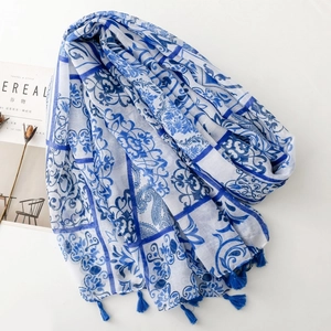 Écharpe bohème style porcelaine bleu et blanc avec glands sur fond minimaliste