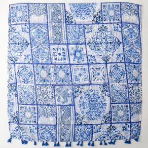 Écharpe à imprimé porcelaine bleu et blanc avec pampilles élégantes sur fond blanc
