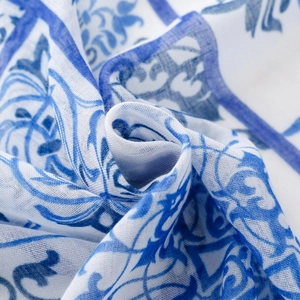 Détail macro du tissu respirant avec motif de porcelaine bleue et texture tissée