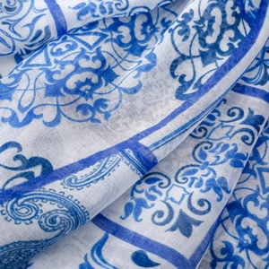 Détail du motif en porcelaine bleue et blanche sur tissu avec texture drapée