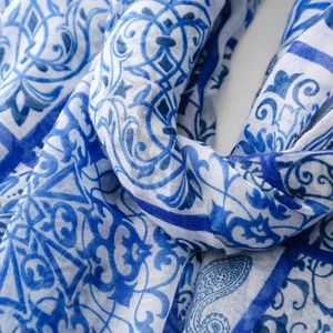 Détail du motif en porcelaine bleue et blanche sur châle bohème avec glands