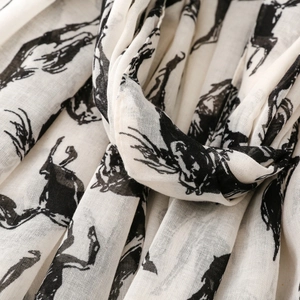 Détail macro du tissu respirant en coton et lin avec imprimé cheval classique noir et blanc