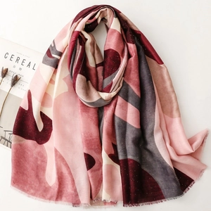 Écharpe chic imprimée à la feuille d'or avec motif camouflage abstrait rose et bordeaux