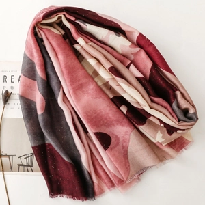 Détail de l'écharpe en coton et lin multicolore avec dorure et bords effilochés