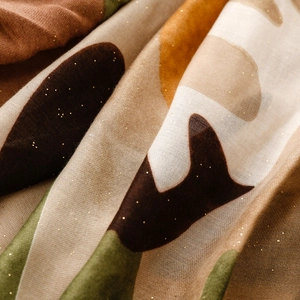 Vue détaillée d'une écharpe à motif camouflage abstrait avec paillettes dorées élégantes