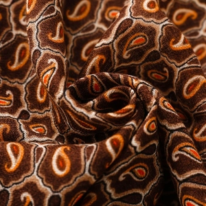 Dettaglio macro del tessuto paisley marrone scuro con trama intrecciata e consistenza