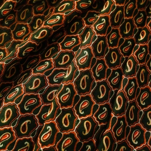 Dettaglio del motivo paisley su sciarpa lunga verde smeraldo in tessuto morbido