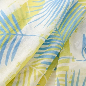 Détail de l'imprimé feuilles de palmier tropical sur tissu léger et respirant à glands