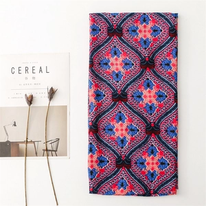 Écharpe bohème à motif géométrique et tissage ethnique à chevrons en rouge et bleu