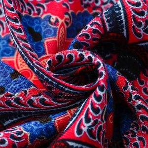 Vue rapprochée d'une écharpe bohème colorée aux motifs géométriques et texture lin-coton