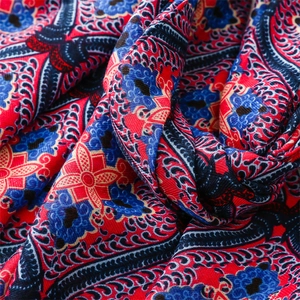 Gros plan détaillé d'une écharpe bohème avec imprimé floral ethnique et texture chevrons
