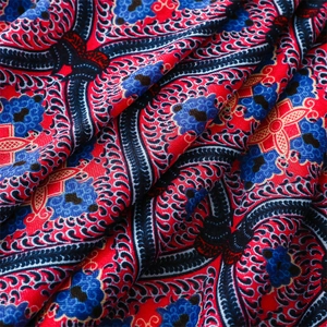 Gros plan d'un foulard bohème en coton avec texture à chevrons et imprimé géométrique