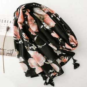 Écharpe noire à imprimé floral avec fleurs roses et élégantes franges pour femmes