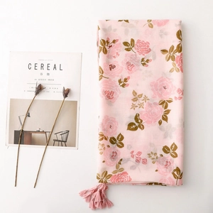 Écharpe en coton et lin rose avec motifs de roses et franges pour la chaleur