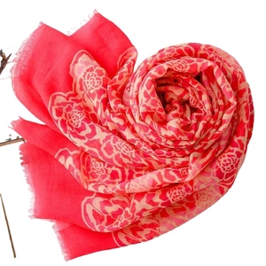 Lightweight bali yarn floral scarf for women with soft frayed edges and rose pattern