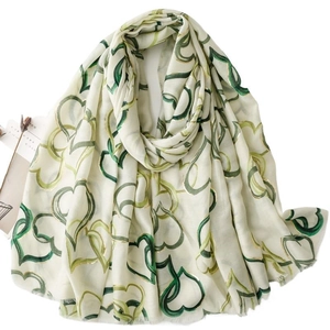 Écharpe légère blanc cassé avec motifs cœurs verts et reflets dorés brillants