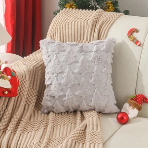 Funda de cojín gris de felpa con bordado de árbol de Navidad en el sofá
