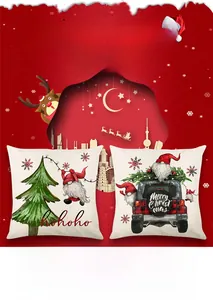 Nahaufnahme vom Weihnachts-Kissenbezug mit Karomuster, Weihnachtsmann und Baum