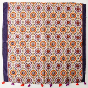 Châle style bohème avec motifs mandalas floraux et bords à franges colorées