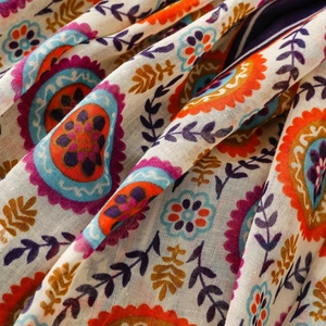 Gros plan sur un tissu imprimé floral bohème aux motifs ethniques et texture douce