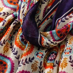 Gros plan d'une écharpe bohème montrant la texture coton lin et les motifs mandala