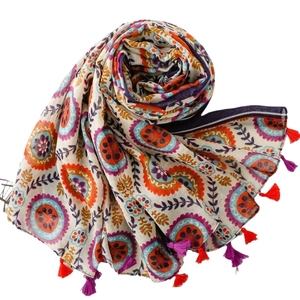 Écharpe bohème à imprimé floral mandala avec glands colorés sur fond blanc