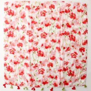 Witte voile sjaal met rode bloemenprint en kleurrijke kwastjes aan de zoomrand