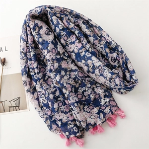 Sciarpa leggera blu navy con stampa floreale, motivi dipinti a mano e nappe rosa