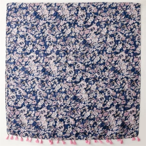 Sciarpa quadrata a fiori blu e rosa in chiffon con rifiniture di nappe coordinate