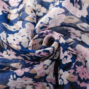 Dettaglio ravvicinato del motivo floreale blu e rosa su tessuto di cotone traspirante