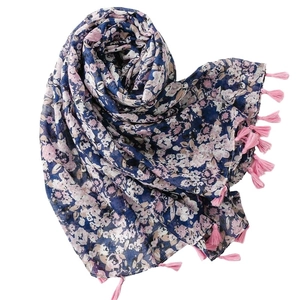 Sciarpa con stampa floreale blu e rosa in filato di Bali con nappe rosa decorative