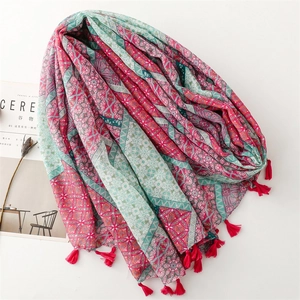 Sciarpa bohémien con stampa floreale geometrica rosa e verde ed eleganti nappe rosse