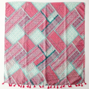 Sciarpa bohémienne con motivi mandala geometrici, nappe rosa e tessuto leggero fine