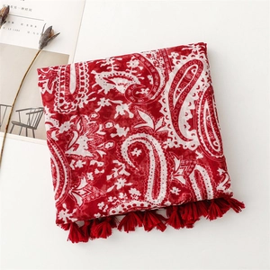 Détail du châle rouge à motif paisley avec des franges et un imprimé bohème
