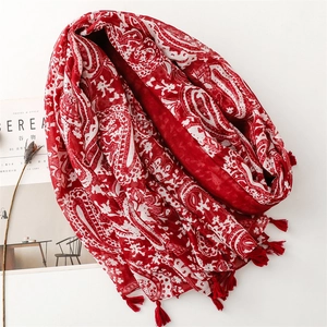 Écharpe bohème à motif paisley rouge avec glands rouges sur un châle en tissu fin