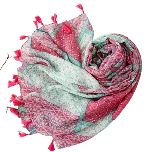 Sciarpa bohémien con stampa geometrica, motivi floreali e nappe rosa vivaci
