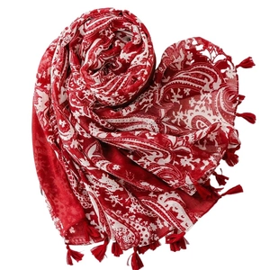 Châle bohème rouge à motifs paisley blancs et pampilles douces pour le printemps