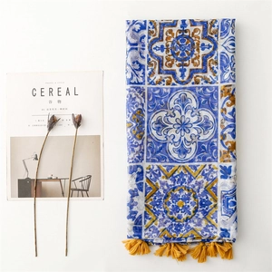 Écharpe à motif de carreaux méditerranéens bleus avec glands jaunes sur fond blanc