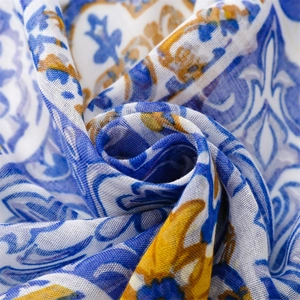 Détail d'un châle à motif méditerranéen bleu et jaune avec tissu en voile délicat
