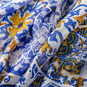 Gros plan sur un tissu bohème à imprimé carreaux bleus avec texture et franges douces