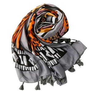 Leopard print and geometric pattern scarf with tassels made of lightweight Bali yarn