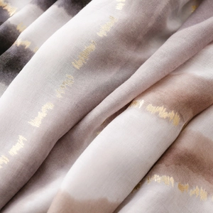 Vue détaillée du motif aquarelle sur tissu avec accents dorés délicats et texture souple