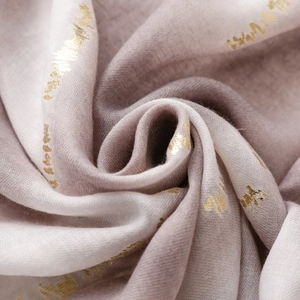 Détail d'écharpe en coton et lin avec imprimé doré élégant et dégradé de couleurs doux