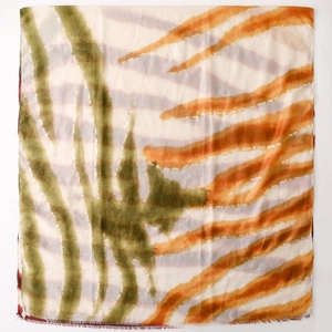 Détail d'une écharpe artistique avec veines de feuilles d'olive et rayures oranges