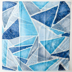 Dettaglio di sciarpa quadrata con triangoli blu e motivi geometrici dorati